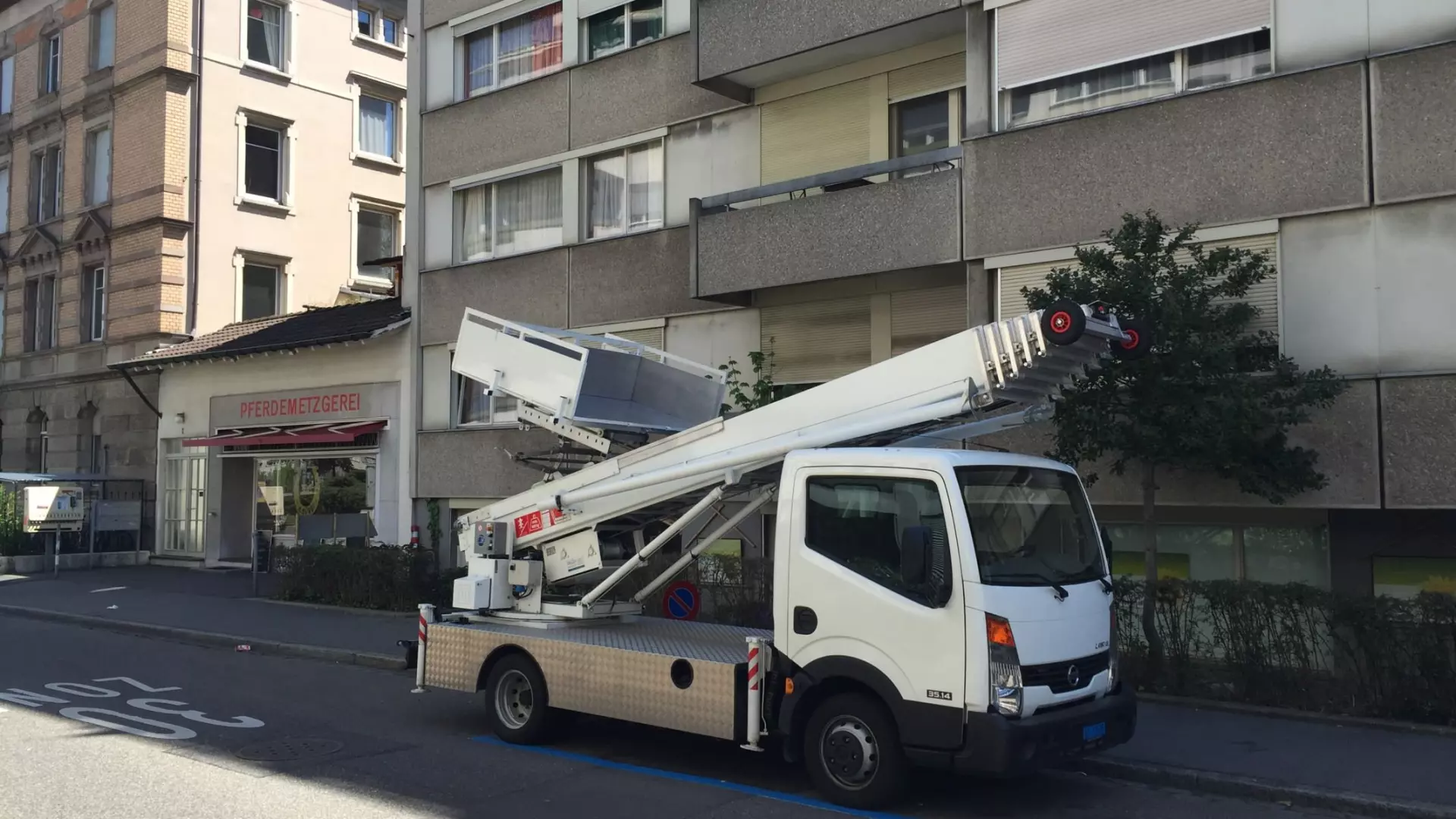 Wir helfen Ihnen mit unserem Möbellift Ihre Möbel in kurzer Zeit in die Wohnung zu heben.