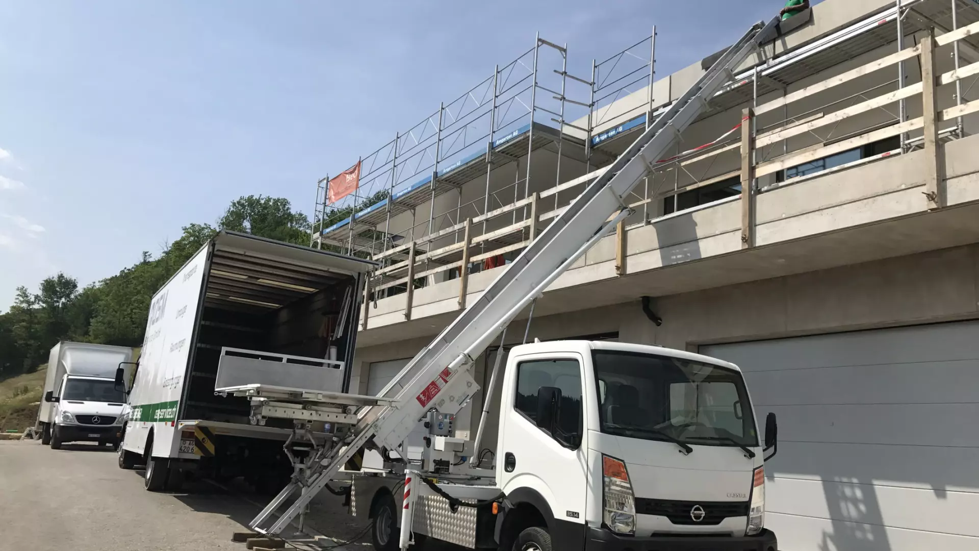 Einzug über die Terrasse mit unserem Möbellift.